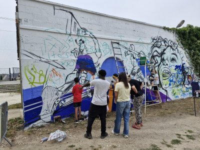 Les graffeurs en herbe s'essayent aux bombes de peinture au stade Jean Adret de Sotteville-lès-Rouen. - Justine Carrère