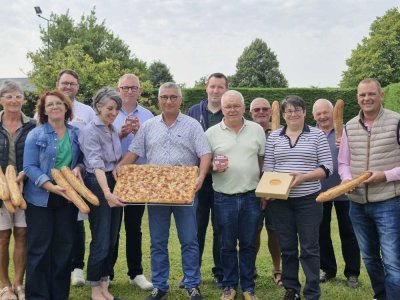 Les boulangers de la Manche, la fromagerie Réo, les Jambons de Lessay avec Stéphanie Maubé, la maire de Lessay présentent le casse-croûte local créé pour la foire Sainte-Croix. - Tendance Ouest