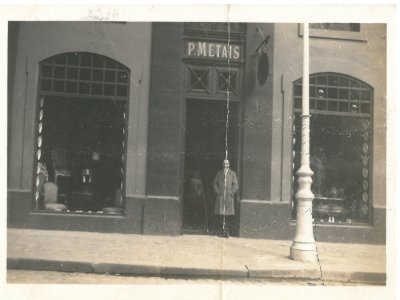 C'est Pierre Métais, le grand-père de Christine, qui a créé la galerie il y a 100 ans sur la place Barthélémy. Le trottoir montre bien que l'on pouvait encore à l'époque circuler en voiture sur cette place, devant l'église Saint-Maclou. - Archives familiales