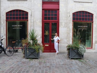 100 ans après, la façade de la galerie est toujours bien identifiable. Christine Métais poursuit la tradition familiale et revendique de rouvrir la plus ancienne galerie de Rouen tenue par une même famille.