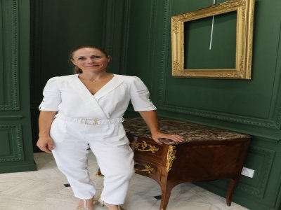 Dans une partie peinte d'un vert anglais plus foncé et agrémenté de dorures, Christine Métais présente une multitude d'objets du XVIIIe siècle, comme ici cette commode Louis XV.