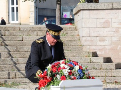 Lors de sa cérémonie de prise de fonctions, le préfet de l'Orne, Hervé Tourmente, a déposé une gerbe devant le monument aux morts. - Simon Lebaron
