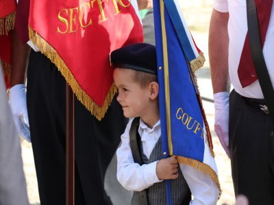 Dans les rangs des porte-drapeaux, un jeune garçon de 5 ans de l'école de Gouffern-en-Auge. - Simon Lebaron