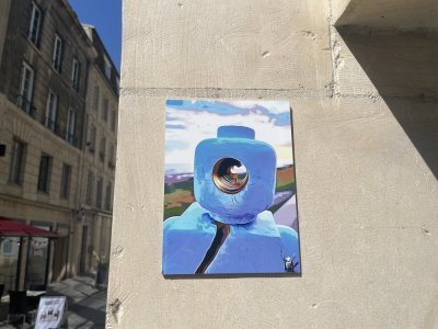 La pratique du street-art continue à s'inscrire dans l'anonymat, même si certaines œuvres peuvent être reconnues. Certaines sont même signées, comme celle-ci, avec "NA" en bas à droite.