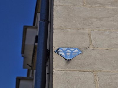 Né à Caen, l'artiste Le Diamantaire a parsemé la ville de son œuvre emblématique : un diamant en miroir, un matériel par lequel il se distingue des autres graffeurs.