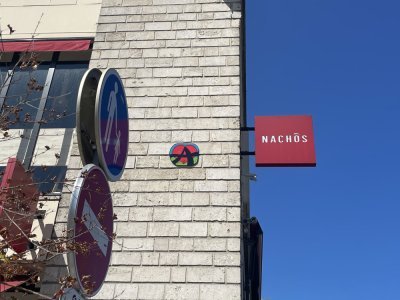 Parmi les œuvres de petite taille qui se cachent dans Caen, les cœurs anarchistes de l'artiste A2 ou "Amour Anarchie" sont aussi visibles à plusieurs endroits, notamment autour du quartier Saint-Pierre.