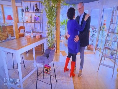 Gilles, passionné de danse, qui s'essaie à un slow avec sa seconde prétendante Pascaline. - M6