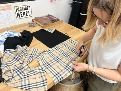 Sylvie découpe les tissus pour confectionner sa propre pochette… - Maëlys Blondel