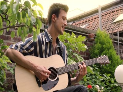Deux groupes sont également conviés à l'événement : Colis perdus (avec Clément David et Agathe Lenne) et Vacarme. Ces concerts acoustiques assurent l'animation du marché d'art dès 17h.