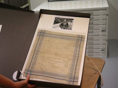 Fusillé par les nazis à la Maison d'arrêt de Caen le 6 juin 1944, il avait écrit avec son sang sur son mouchoir en tissu un mot à sa famille, qui était chargée de laver son linge à l'époque. "Je suis innocent, à bientôt", peut-on lire.