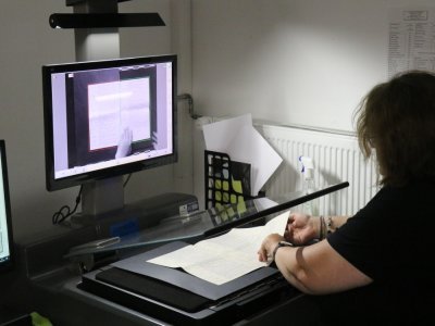 Si les documents sont consultables sur place, beaucoup le sont en ligne grâce au travail précieux des archivistes. D'ailleurs, les Archives conservent aussi des documents numériques, comme des CD.