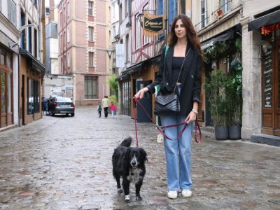 Lola Montane et sa chienne Roxa se promènent dans le quartier des Antiquaires à Rouen. - Justine Carrère
