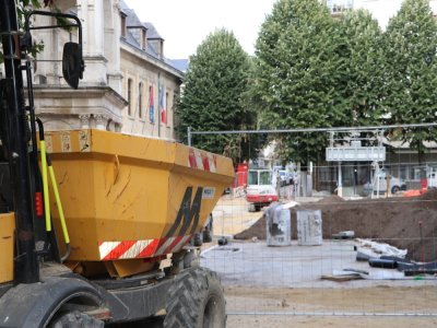 Le projet du parking de la Cathédrale a démarré depuis octobre. Il comporte le renouvellement des systèmes de protection incendie, de la vidéosurveillance et la création d'un parc en surface. Le parking passera de 413 places à 302 d'ici octobre 2025.