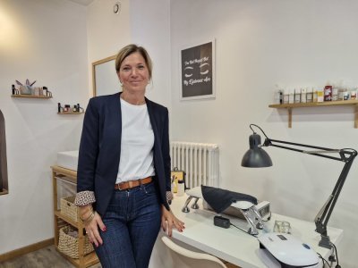 Aurélie Auguste, gérante de l'Institut Mes petits vernis à Rouen, s'est séparée de 150 références de vernis semi-permanents contenant du TPO, substance interdite depuis le 1er septembre.