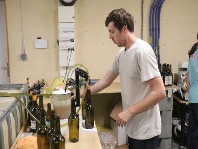 C'est à l'aide de cette machine que l'on peut vider la cuve dans les bouteilles qui seront ensuite étiquetées, puis livrées.