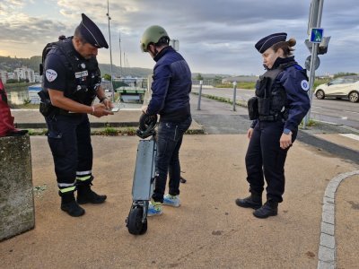 Dans le cadre d'un contrôle, certains usagers en trottinette électrique ont dû s'arrêter ce jeudi 4 septembre au matin à Rouen. - Justine Carrère