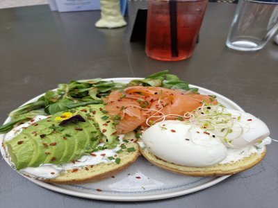 Toasts avocat, saumon et œufs mollets.