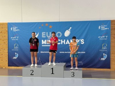Lisa Zhao termine sur la première marche du podium, devant Ela Yönter et Yuna Inukai. - LGETT