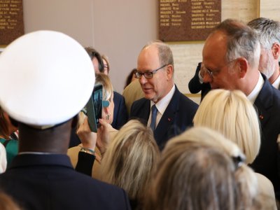Le prince Albert II de Monaco a pu profiter d'un petit bain de foule dans le hall de l'Hôtel de ville du Havre. - Gilles Anthoine