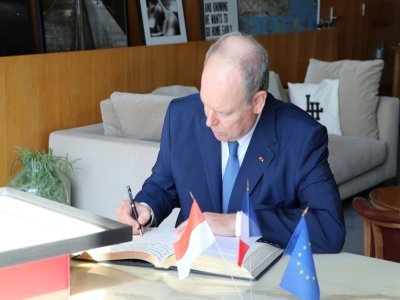 Le prince Albert II de Monaco a signé le livre d'or de la ville. - Gilles Anthoine