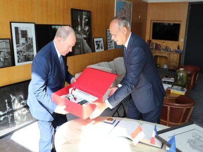 Le prince Albert II de Monaco et Edouard Philippe, le maire du Havre, se sont échangés des cadeaux, dont des spécialités culinaires. - Gilles Anthoine