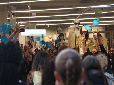 Des drapeaux, de la danse et des chants accompagnaient les premiers clients du magasin. - Lilian Fermin