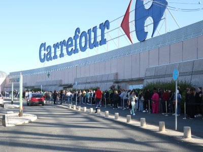 La queue s'étendait jusqu'à l'autre entrée du centre commercial Mondeville 2 ! - Lilian Fermin