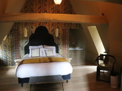 "Les poutres, les pierres apparentes, je trouve que c'est important, c'est ce qui donne ce charme", confie Cindy Cerejo, la directrice du site. Cette chambre se trouve au deuxième étage du bâtiment.