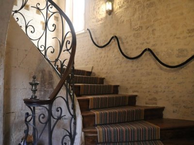 Si deux ans et demi de chantier ont été nécessaires, des traces du passé sont encore visibles. En témoigne cet escalier, qui existait déjà auparavant. "C'est impressionnant de voir le résultat", confie Cindy Cerejo.