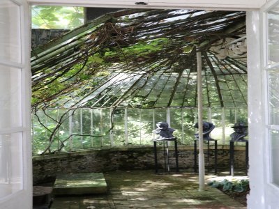 La serre du château de Bois-Guilbert s'inspire des premières du genre en France dans les années 1830. Elle est réalisée en fer et verre avec des montants en fonte moulurés et décorés qui participent à son élégance.