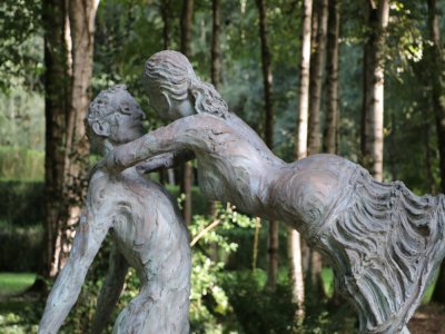 Le site de Bois-Guilbert accueille un incroyable Jardin des Sculptures fondé en 1985 par le sculpteur et propriétaire Jean-Marc de Pas, offrant un parcours onirique à travers 70 œuvres de l'artiste.