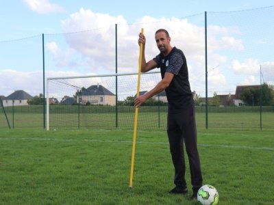 Abdelkader Taïba entraîne les U15 féminines au FC Caen Sud Ouest. - Lilian Fermin