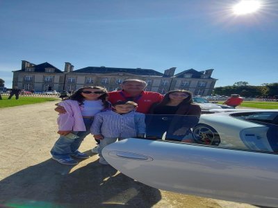 Jacky Vimbert, président de Normandie Supercars, et trois enfants de l'association Un geste, un rêve, un sourire atteints d'une leucémie. - Jacky Vimbert