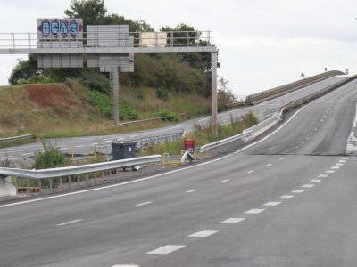 La glissière de sécurité a été endommagée par les manifestants. - Lilian Fermin