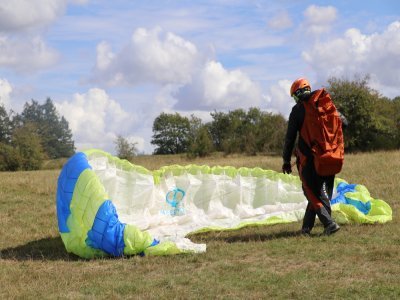 Cela consiste à remplir la voile d'air pour la faire se lever au-dessus de soi avant le décollage, en tirant légèrement sur les suspentes. "1h de gonflage à terre équivaut à 5h d'apprentissage en l'air", explique Eric Lemenorel.
