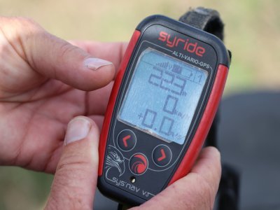 Cet appareil mesure les variations d'altitude et indique si le pilote monte ou descend en émettant des "bips". Il aide ainsi à repérer les courants d'air ascendants qui permettent de voler sans moteur.