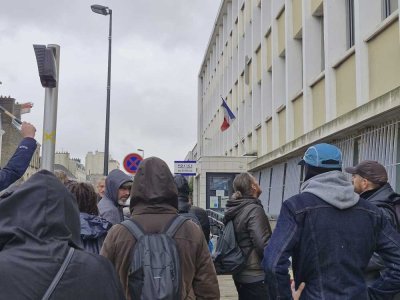 Une manifestation en soutien a eu lieu devant le commissariat. - Soline Grellier