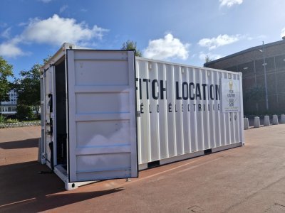 Depuis août, le container de vélos électriques Fitch Bike est installé devant l'Entrepôt Food Hall sur les quais rive droite de Rouen.