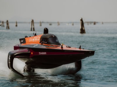 Avec le système de foil, le bateau semble "voler" au dessus de l'eau. - Team Rafa