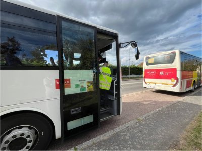 Quatre cars scolaires ont été contrôlés à Vimoutiers. - Simon Lebaron