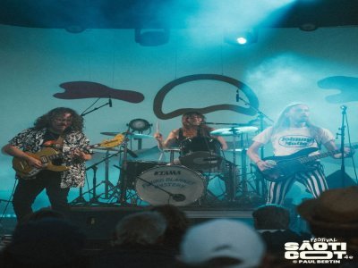 Les Rouennais de Flying Blanket Mystery sur la scène du festival Sâoticot dans le Calvados. - Paul Bertin