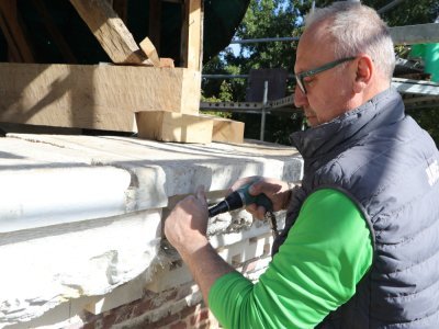 Des tailleurs de pierre, ici pour Renaissance du patrimoine, travaillent patiemment à la restauration du colombier, pour changer une à une les pierres abîmées, avec comme objectif que leur passage soit invisible.