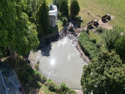 La grande mare de 2 200m2, difficile à entretenir, était à sec. 1 500m3 de terre végétale ont été retirés. L'eau a alors commencé à bouillonner et à remonter directement et naturellement de la nappe phréatique. - PNR