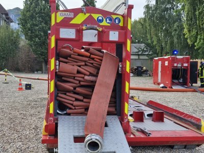 Les pompiers se sont installés sur le parking situé à quelques mètres du Moulin Rose de Belbeuf.
