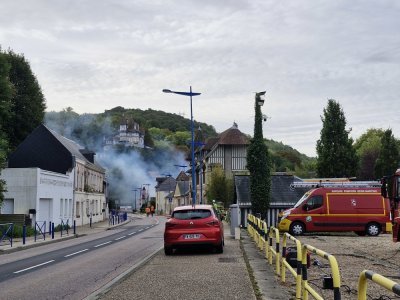 Dès 3h du matin, les pompiers sont intervenus au Moulin Rose de Belbeuf pour maîtriser les flammes de l'incendie.