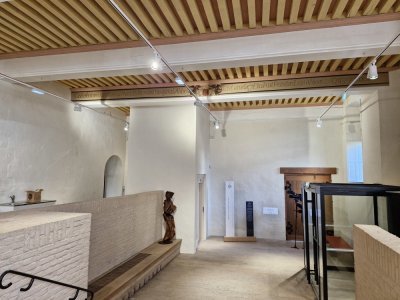 La restauration a permis de valoriser une fresque sur une poutre de l'accueil. - Célia Caradec