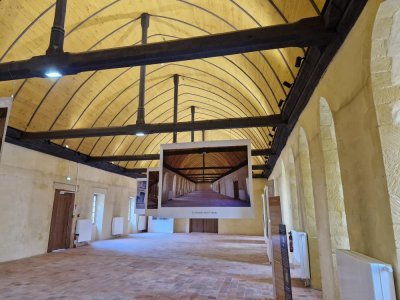 Le dortoir du XIIIe siècle, qui accueillait autrefois le musée, était entièrement coffré. Désormais, la voûte et les murs sont visibles. - Célia Caradec