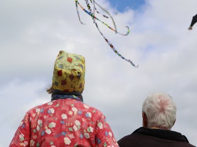 Deux cerfs-volistes admirent leur cerf-volant dans les airs au Festival international de cerfs-volants à Dieppe.