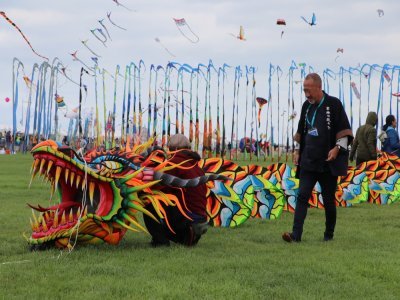 Ce dragon mesure plus de 80 mètres de longueur. Ses propriétaires l'installent avec minutie avant son envol.