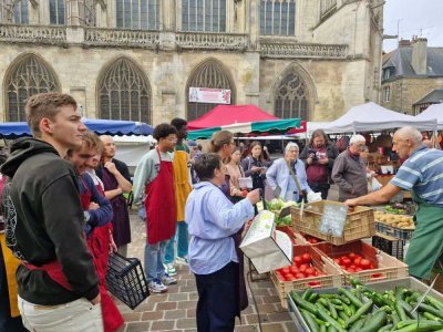 Pour la poêlée, les étudiants choisissent leurs légumes de saison.